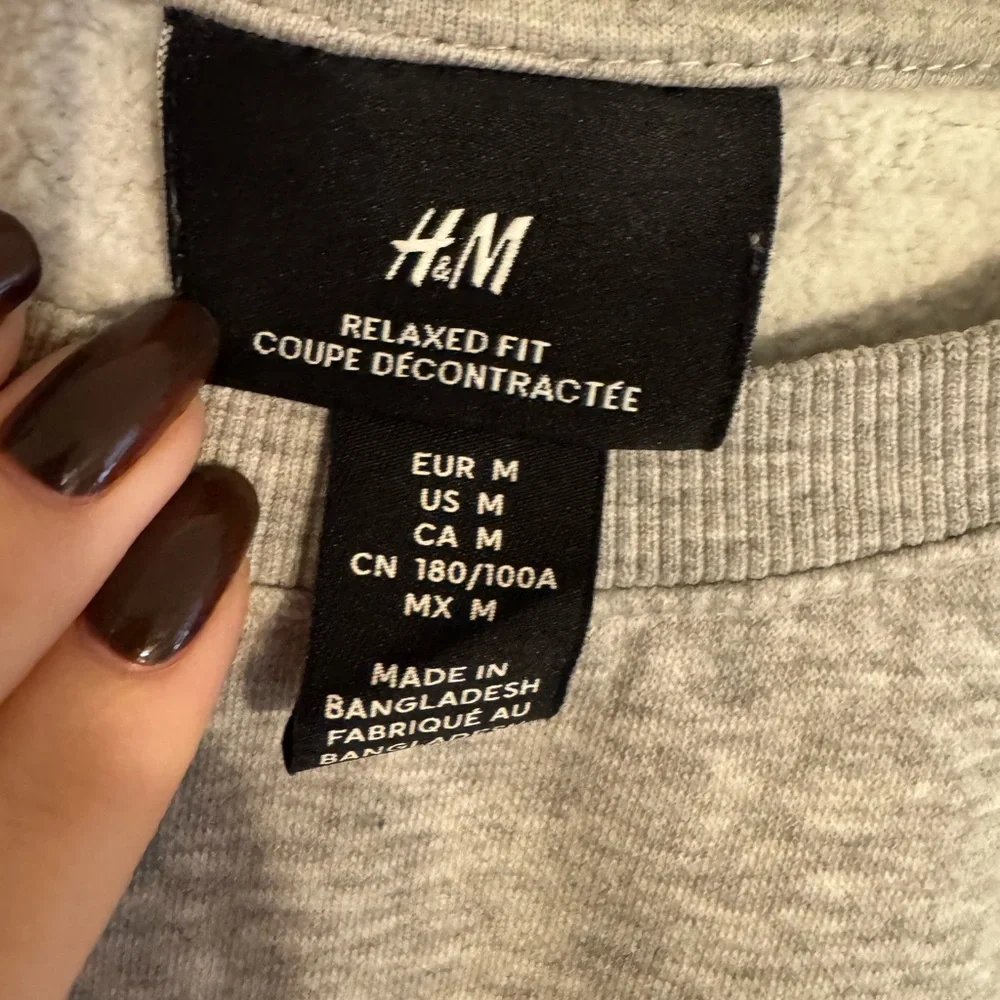 H&M Light Gray Relaxed Fit Crewneck Sweater - Picture 3 of 4